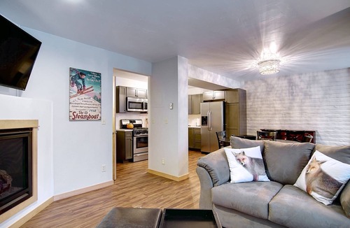 Steamboat Springs House | Updated TH w/Mtn Views-Pool-Hot Tub+ Steps to Free Mtn/Town Bus-Large Private Deck-W/D in Unit