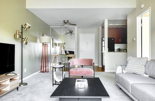 Downtown Burbank Apartment | Upscale Burbank 1BR w/ BBQ, Gym & Pool, near TJ & WF, by Blueground