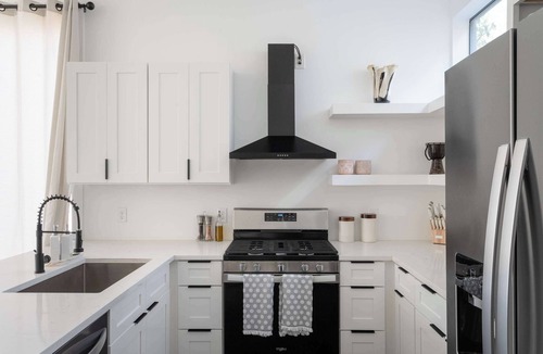 North Loop House | Upstay: Contemporary 2BR Retreat w Patio & BBQ