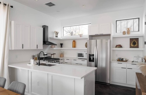 North Loop House | Upstay: Contemporary 2BR Retreat w Patio & BBQ