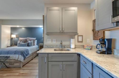 Melrose Apartment | Urban Hideaway Cozy Studio with Pool Access