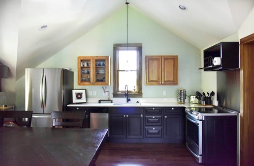 Sunnyside Cottage | Urban Oasis Guesthouse: with Hot Tub & Firepit, Highlands, sleeps 8