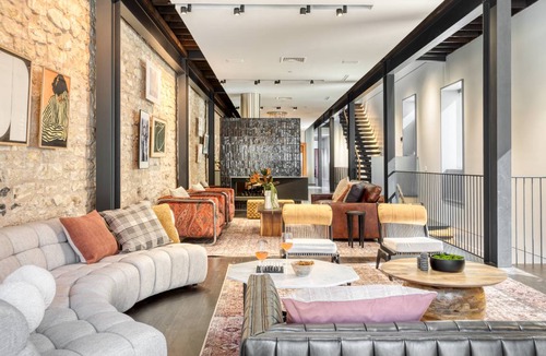 Downtown Austin House | Paramount Place by AvantStay 4 Story Apartment in Heart of Austin w/ Movie Theatre & Hot Tub