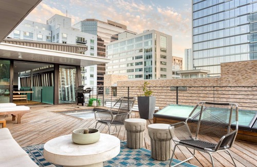 Downtown Austin House | Paramount Place by AvantStay 4 Story Apartment in Heart of Austin w/ Movie Theatre & Hot Tub