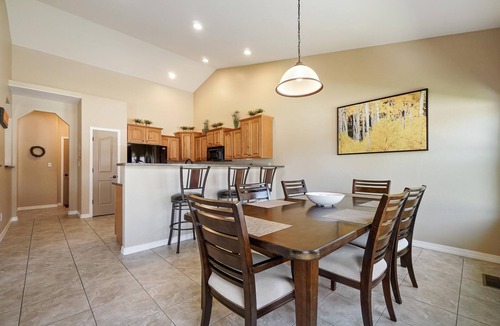 Fruita House | Velo I: Luxury Comfort with Bikes & Outdoor Living