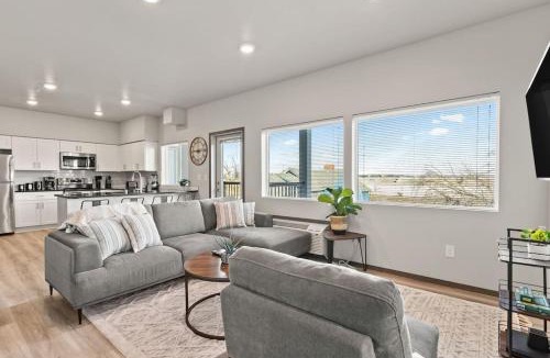 South Perry District Apartment | Very New 2 Bed 2 Bath Near DT and Perry District