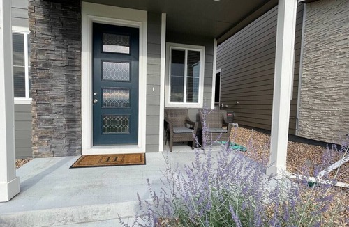 Commerce City House | Views and Adventure Awaits - Beautiful Townhome near Denver Int'l Airport