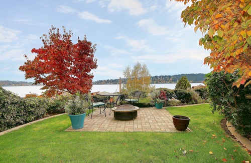 Lake Forest Park House | Views of Lake Washington and Mt. Rainier- North Seattle Area. Superb Location!