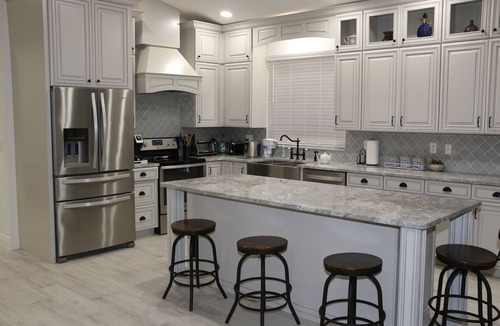 Naples Park Villa | Villa de Charme :Heated Salt Water Pool & Spa, Walk to the Beach, Summer is Open