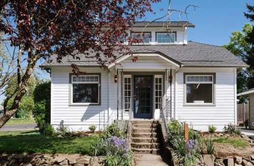 Newberg House | Vine and View Bungalow