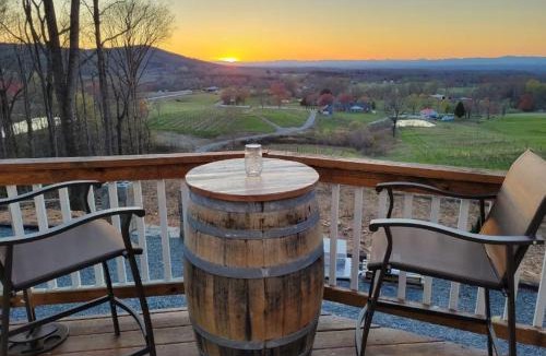 Arlington House | Vineyard Cottage in Wine Country with Hot Tub