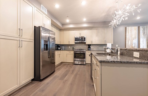 Arts/Warehouse District Apartment | 🏆VOTED BEST PENTHOUSE IN DOWNTOWN NOLA! 2 QUEEN SLEEPER SOFAS+LARGE PRIVATE TERRACE🏆