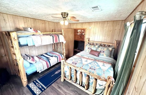 Crockett Cabin | VTG Lodge and Guest Suites - Experience the wild frontier of Crockett Texas