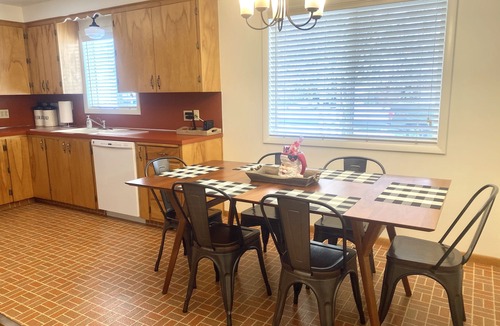 Logan House | Vucy's 4 Season Retreat - 5 min. from USU, Logan Temple & Logan Canyon