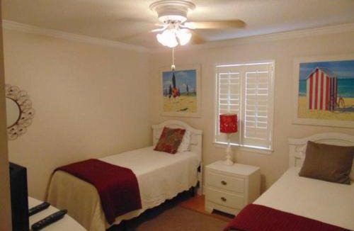 Demere Park House | W2 Ocean Walk Resort upstairs 2 bed king and two twins next to back pool