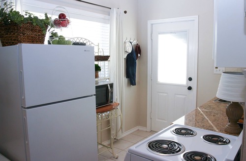 Oakwood Apartment | Walk .4 Miles to Texas A&M Campus and Aggie Park, Private Entry/Covered Parking
