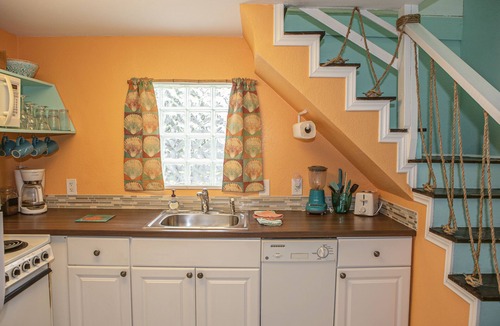 San Jacinto House | Walk to Beach - Free Umbrella & Chair - Pet Friendly - WiFi + Smart TVs
