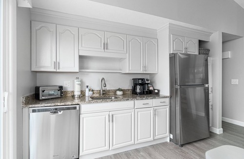 Eastward Look House | Walk to Beach! Newly renovated 6 Bed House, Sleeps 14, Central A/C, Large Deck!