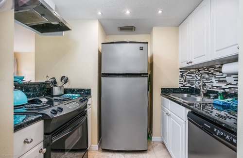 Siesta Key Condo | Walk to Crescent Beach | Lanai Bay Views | Heated Pool | Ground Floor | Private Fishing Pier