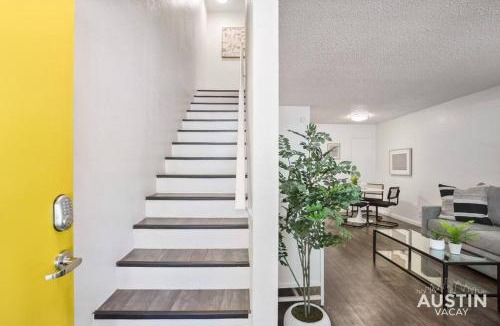 Hyde Park Apartment | Walk to Everything - Fun Hyde Park Space King Bed