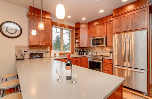 Cle Elum House | Walk to Golf and The Spa | Free WiFi | Private Hot Tub and Gas Fire Pit