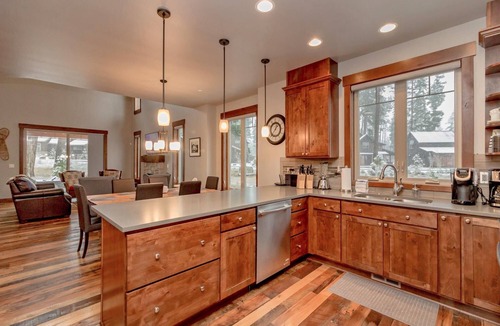 Cle Elum House | Walk to Golf and The Spa | Free WiFi | Private Hot Tub and Gas Fire Pit