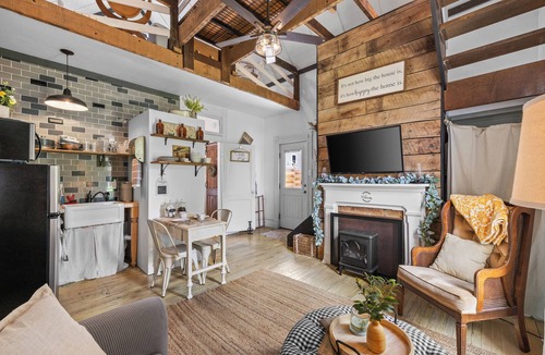 Bell Buckle Cottage | Walk to Historic Downtown Bell Buckle~Webb~Hot Tub~Fireplace~Tiny Home