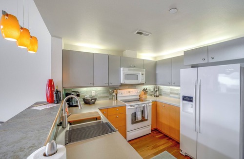 Chelan Apartment | Walk to Lake Chelan: Top-level Waterfront Condo