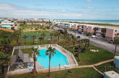Port Aransas Condo | Walk to Sandfest , Shared Pool, Board Walk to Beach