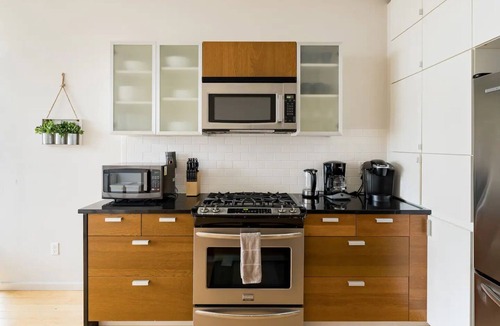 Broadway House | Walk to Space Needle from a Cap Hill Loft w/VIEWS