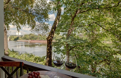 North Capitol Condo | Walking Distance to Broadway! Fully Renovated Condo on the River, Free Parking