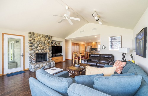 Wapato Point House | Wapato Point Pool Side Home Sleep 8, 3 Bed 2.5 Bath, Lake Views by Outdoor Pool