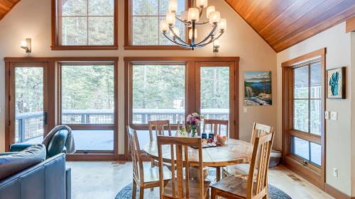Sunnyside House | Ward Creek by AvantStay 5 Min Walk to Lake Deck