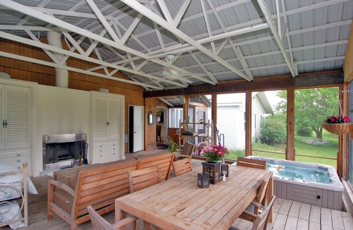 Bridgman House | Warren Dunes - Large 2 Br-2 Bath, Hot Tub, Wbfpl , Next To Wineries