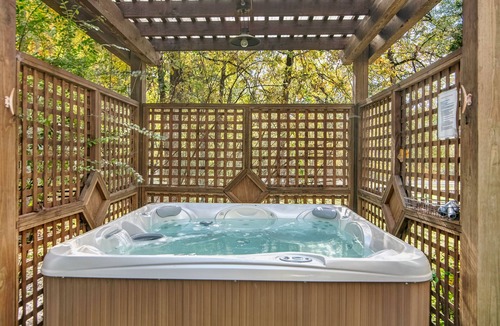 Holly Lake Ranch House | WATER AND GOLF COURSE VIEWS! HOT TUB! GAME ROOM! OUTDOOR DINING!