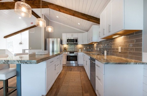 Williams Bay House | Water Views |Accross the Street from Beach & Pier 29 |Unique & Newly Renovated |Lake Life Villa