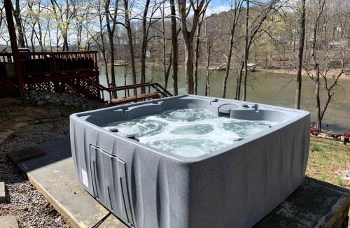 Cadiz House | Waterfront Cabin with Private Dock, Jacuzzi and Deck in Kentucky