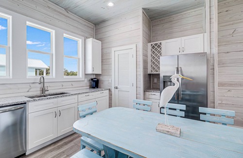 Palm Harbor House | Waterfront,Community Pool, Personal Hottub,Walk to Bars, Restaurants and Pier