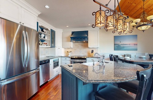 Historic Bayfront Condo | Waterfront condo with bay views & shared gym - dog-friendly