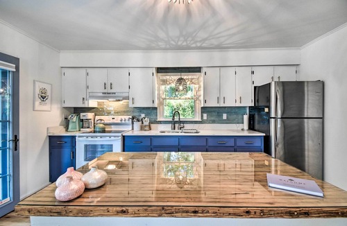 Deltaville Cottage | Waterfront Deltaville Cottage w/Fire Pit!