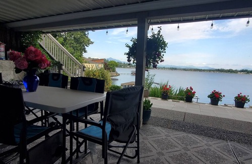 Lake Stevens House | Waterfront Gated, Breathtaking Mountain & Lake View Guest House on Lake Stevens!