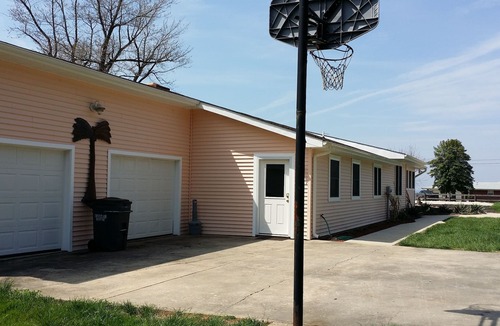 Stevensville House | Waterview with Beach Volleyball! Walk to Marina & Kentmorr Beach Bar and Grill.