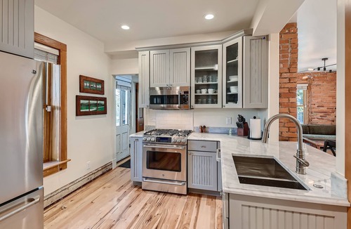 Downtown House | West End Pearl - 3 Bedroom/3 Full Bathroom Home