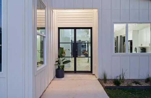 Apache Shores House | White Dove Pool House- Modern Luxury 4br Home Near Lake Travis Wpool