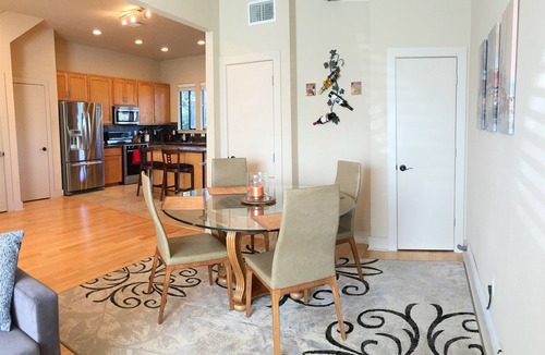 MLK House | Whole Home Air Cleaner, Quiet surroundings, deck and Jacuzzi, near golf course