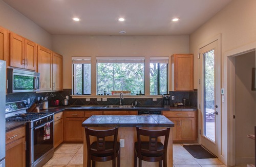 MLK House | Whole Home Air Cleaner, Quiet surroundings, deck and Jacuzzi, near golf course