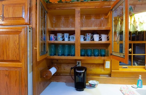 Almo House | Wild Vines Log Cabin .5miles from Ky Lake, Hot Tub, Pool Table, 1500sqft Venue!