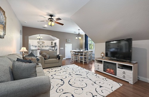 Wellborn House | Willow Run Estate, King Bed, Pool, Lake, Dock, Sports Court, Playground Sleeps9