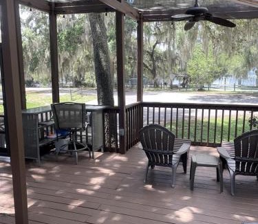 Salt Springs House | Wonderful Cottage Overlooking the Lake with Porch in Florida