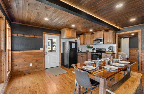 South Pittsburg Cabin | Wood Haven Cabin with a hot tub, fire pit, & indoor pool!